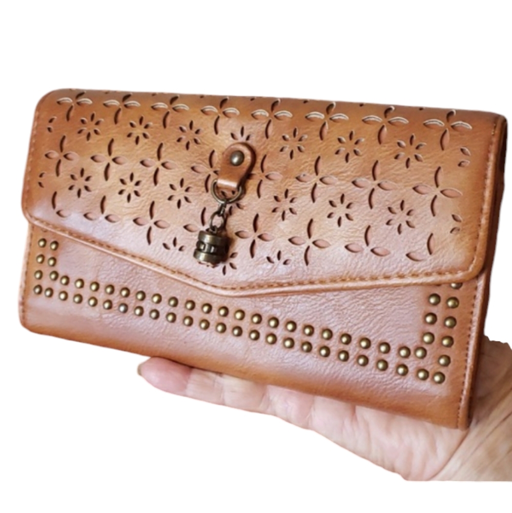 Gorgeous Buttery Soft, Pretty Loved & Brown Leather Wallet. Measures Approx 7x4